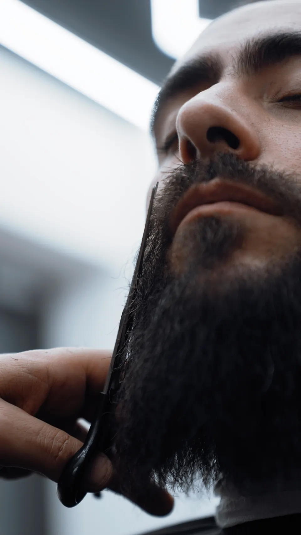 Taille de barbe aux ciseaux